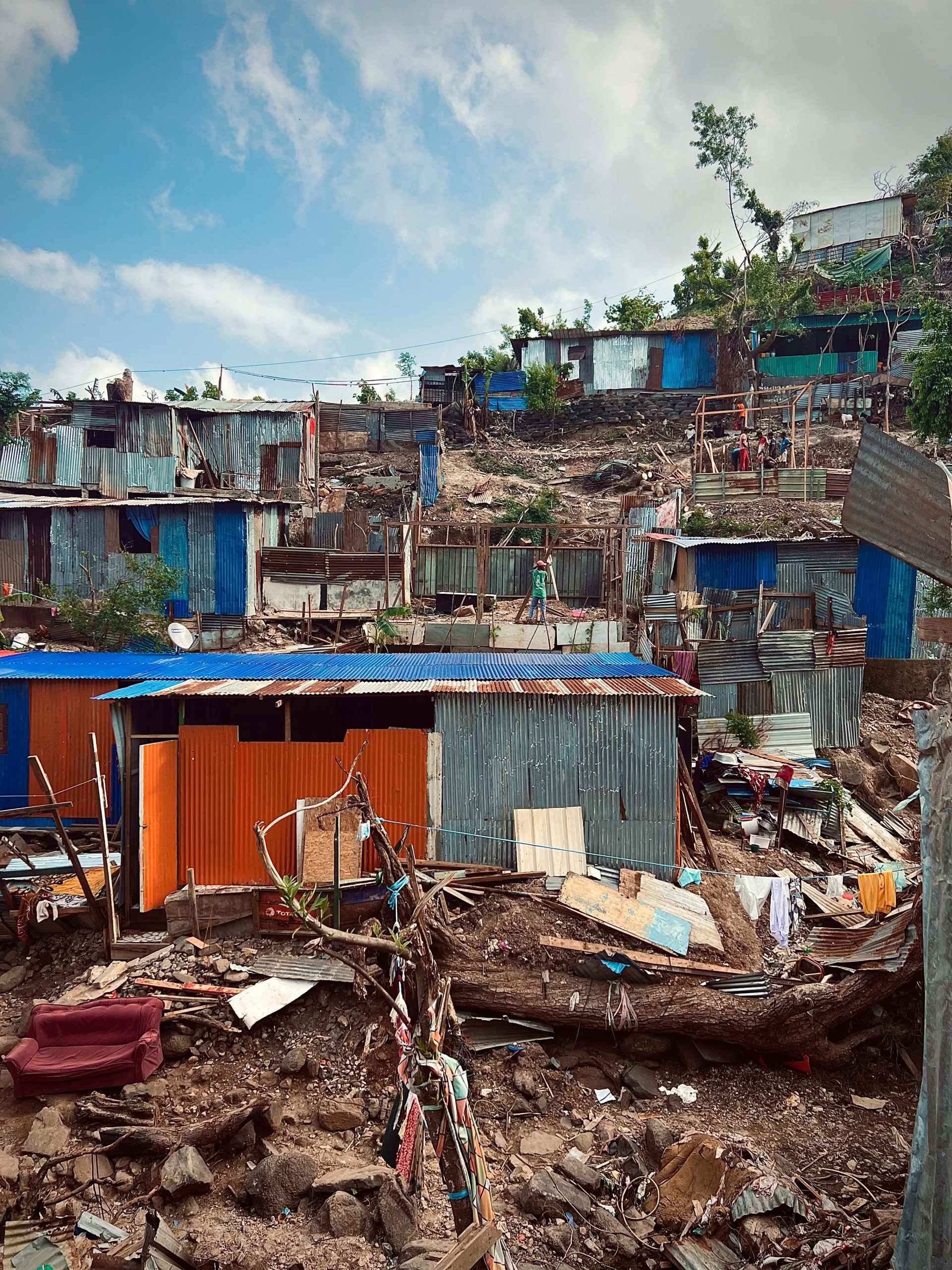 Le quartier précaire de Kaweni, surnommé "le plus grand bidonville d'Europe" , un mois après le passage du cyclone Chido