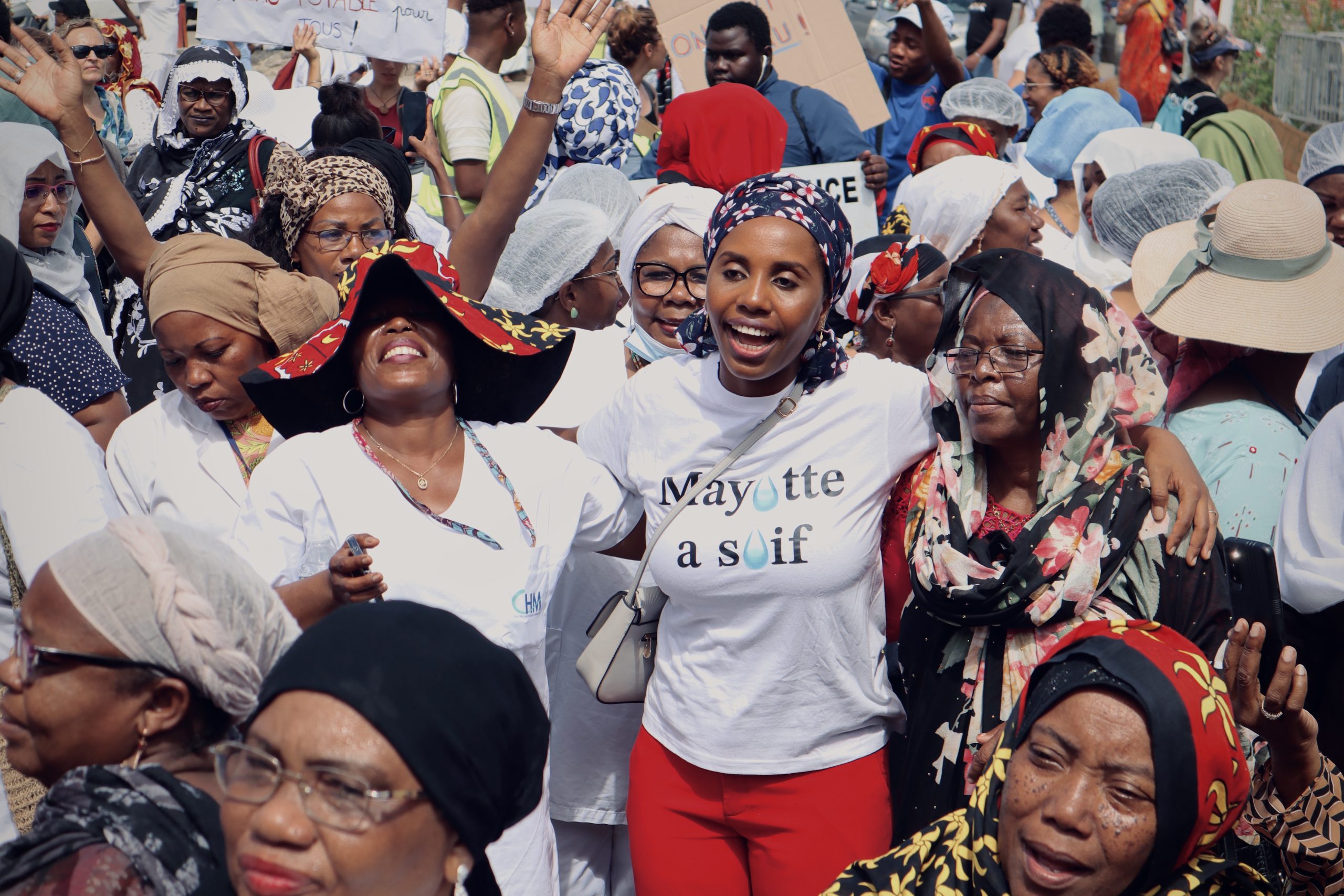 Racha Mousdikoudine (au centre) est la coordinatrice du mouvement "Mayotte a soif" . "On va attaquer tout le monde : l'état, les collectivités et Vinci" , promet-elle aux manifestants venus défiler contre la gestion de la crise de l'eau