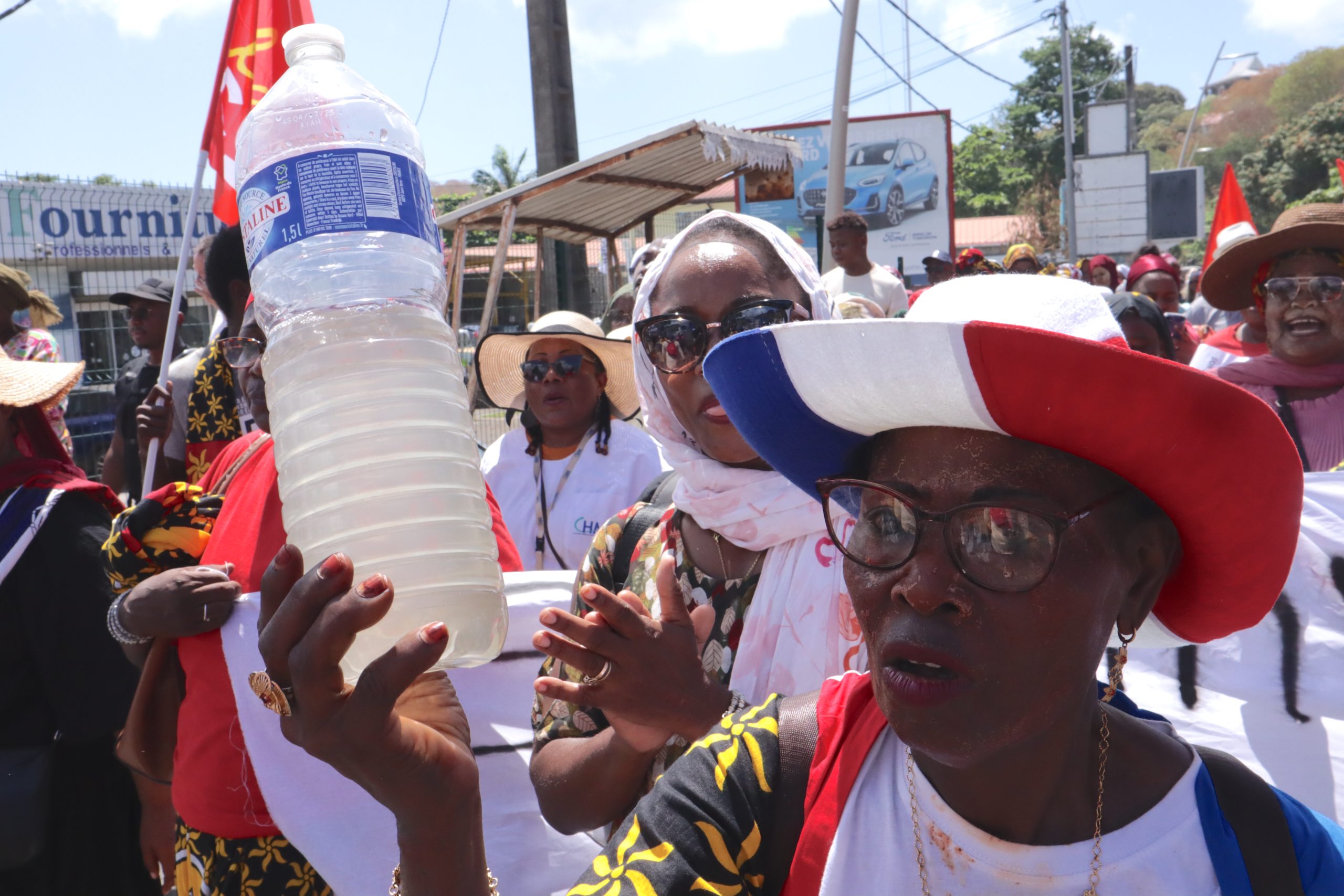 "Voilà l'eau de mon robinet. Je l'ai récoltée ce matin" . Après les coupures d'eau, l'eau courante qui s'écoule des robinets est jaunâtre