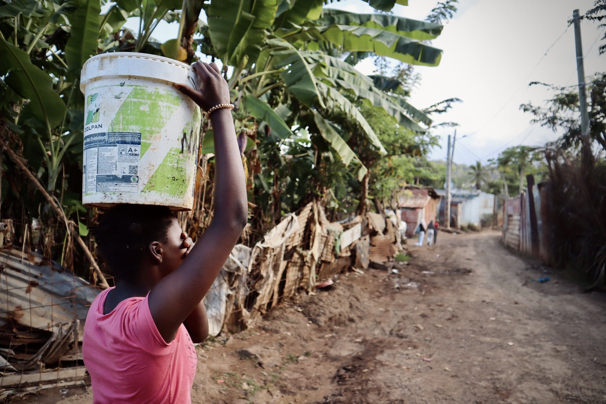À Kaweni, les habitants qui n'ont pas d'eau courante à domicile doivent marcher des kilomètres pour stocker le précieux liquide dans des sceaux. La fontaine d'eau publique est aussi soumise à des pénuries. Il faut s'organiser et s'armer de patience