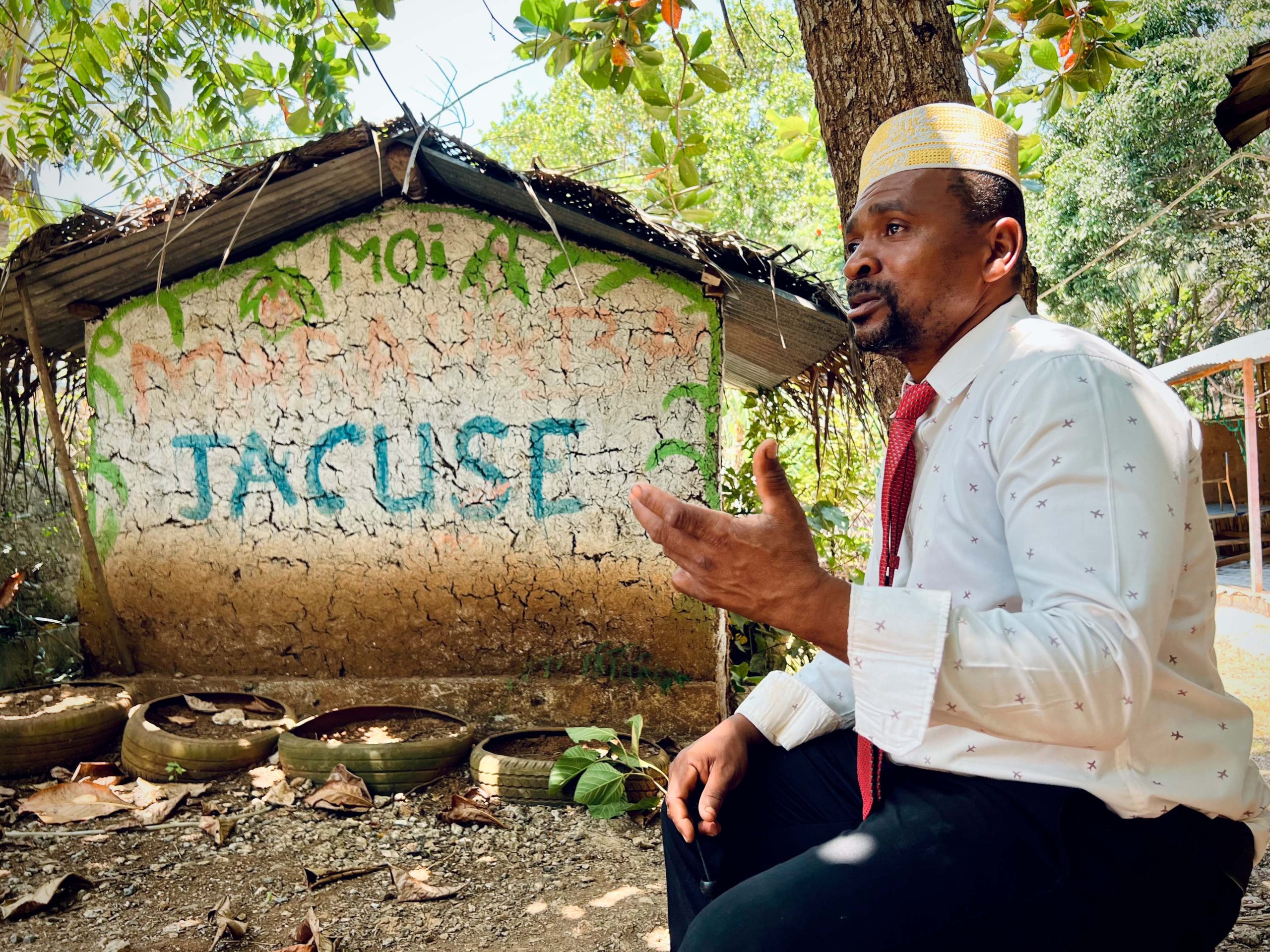 "Voilà l'habitat de nos aïeux" . À Chirongui "J'accuse" , conserve les dernières maisons traditionnelles de Mayotte. Le symbole d'un mode de vie respectueux de la nature est peu énergivore