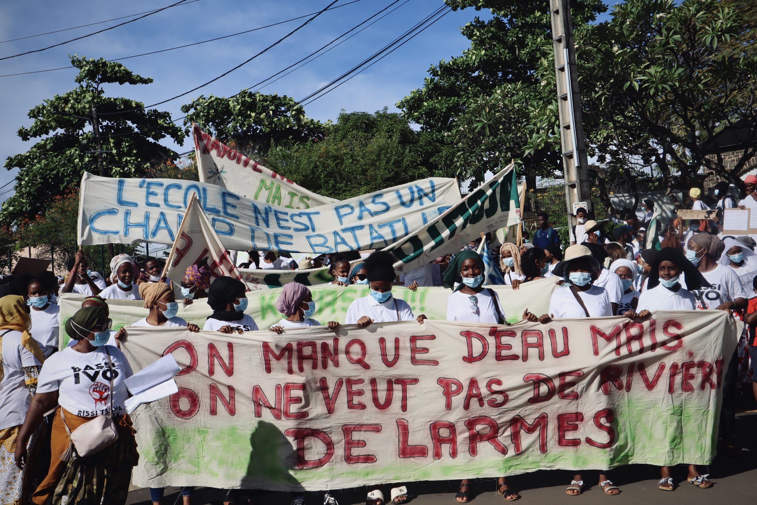 "On manque d'eau mais on ne veut pas de rivières de larmes" . Les lycéens de Mayotte manifestent à Mamoudzou après la mort de leur camarade "Momix" , tué par un groupe de jeunes à la sortie de son lycée en avril 2021