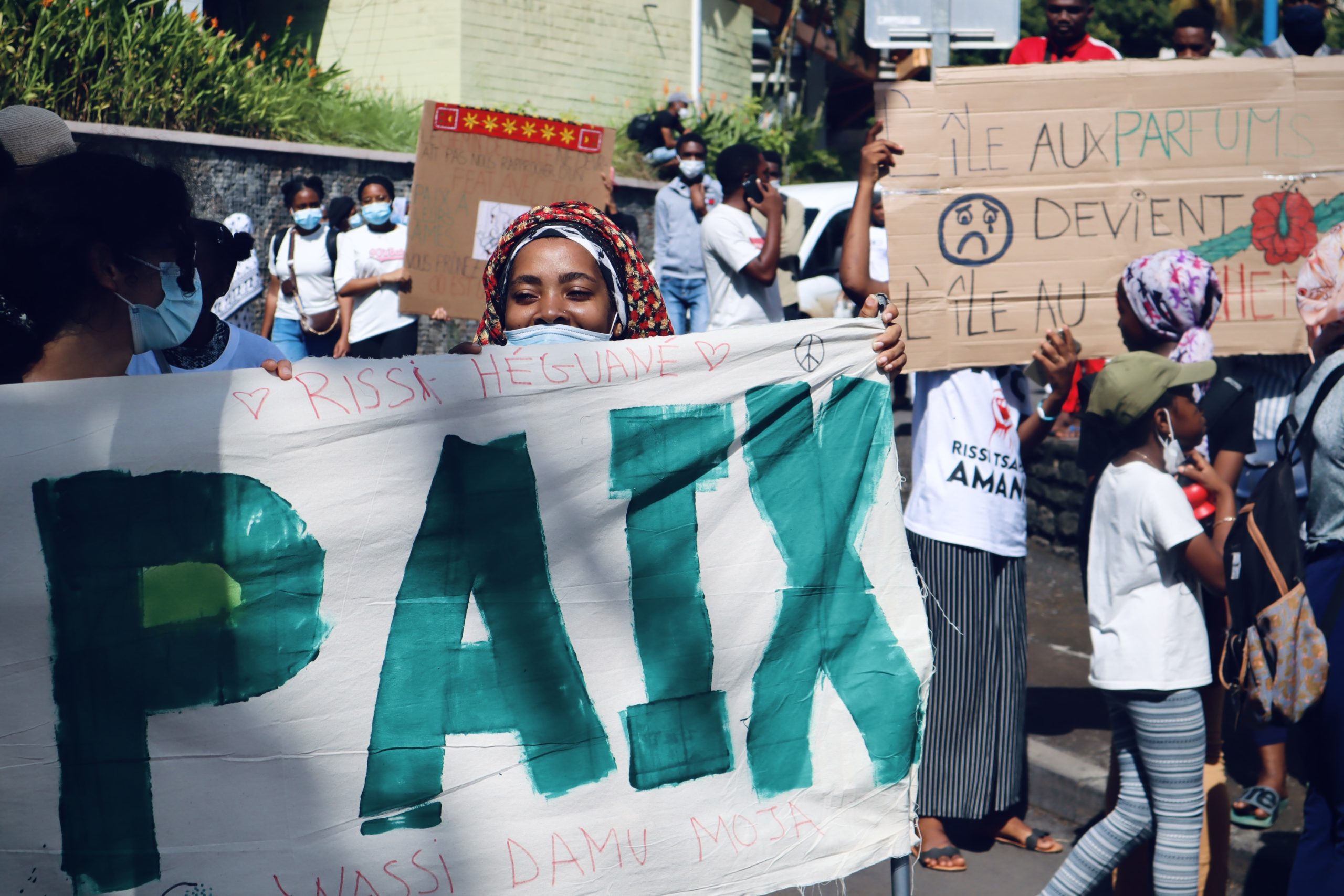 "L'île aux parfums devient l"île aux cauchemars" . Les lycéens de Mayotte défilent à Mamoudzou lors d'une marche blanche en hommage à leur camarade "Momix" , tué par des jeunes à la sortie de son lycée