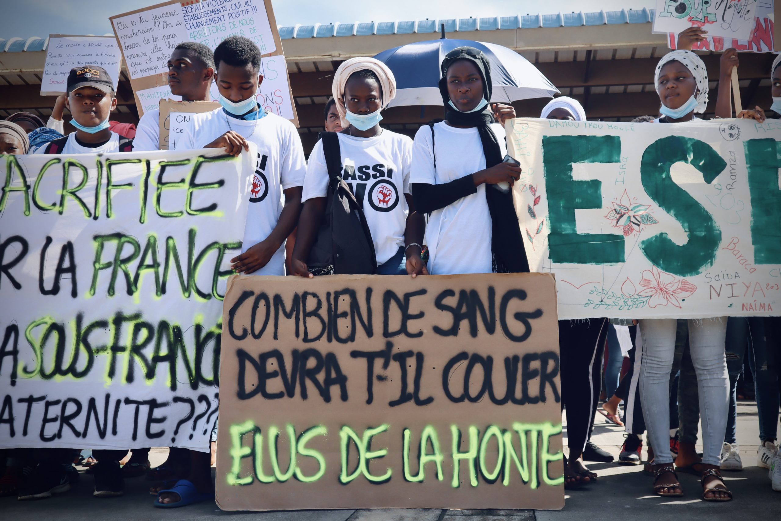 Élus de la honte" . La jeunesse de Mayotte est particulièrement remontée contre la classe politicienne, accusée de corruption et d'alimenter le climat de violence par des mesures contre-productives
