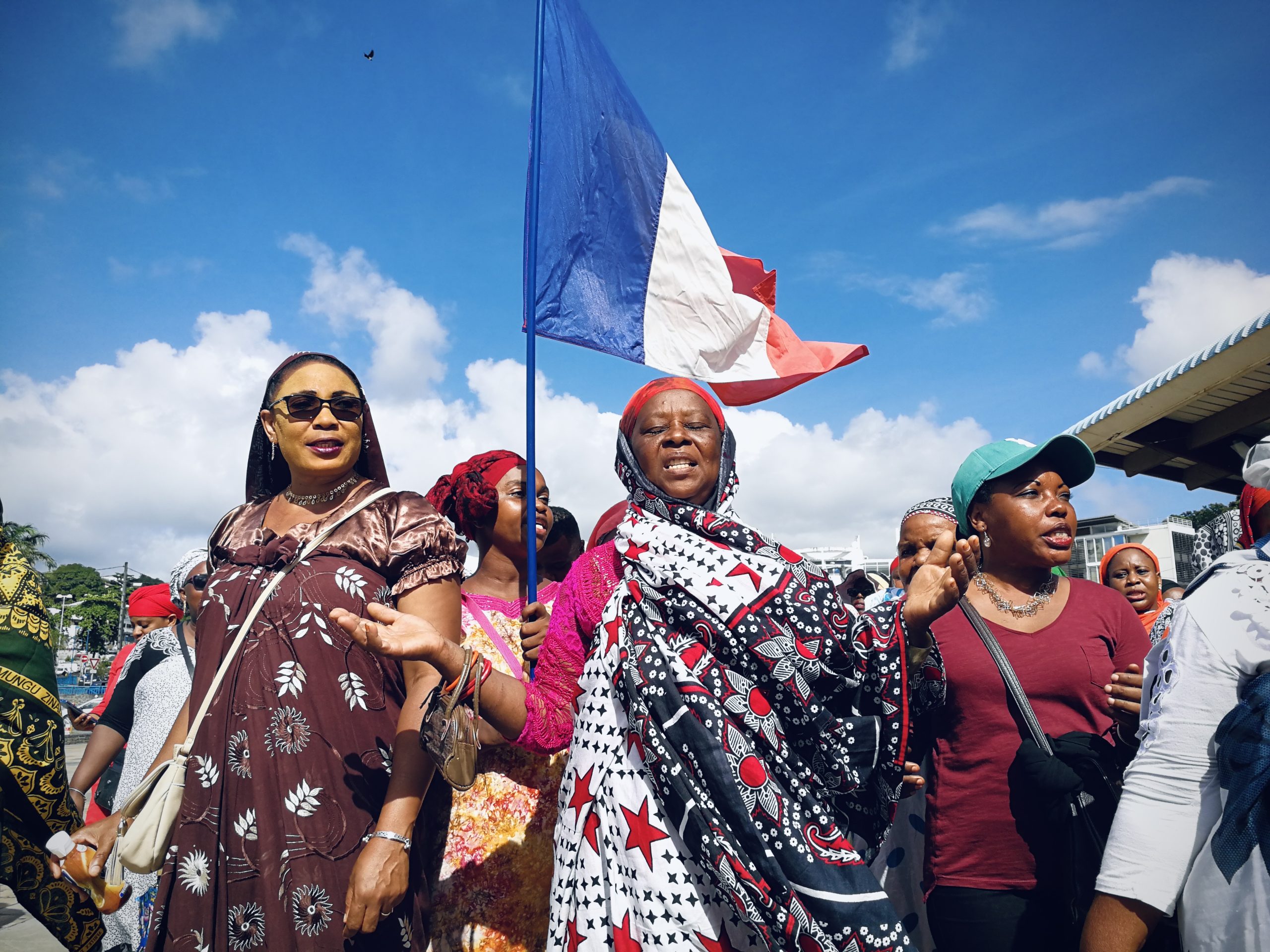 En mars 2028, la ministre des Outre-mer Annick Girardin débarque à Mayotte en pleine grève générale contre l'insécurité. Elle est accueillie par une manifestation
