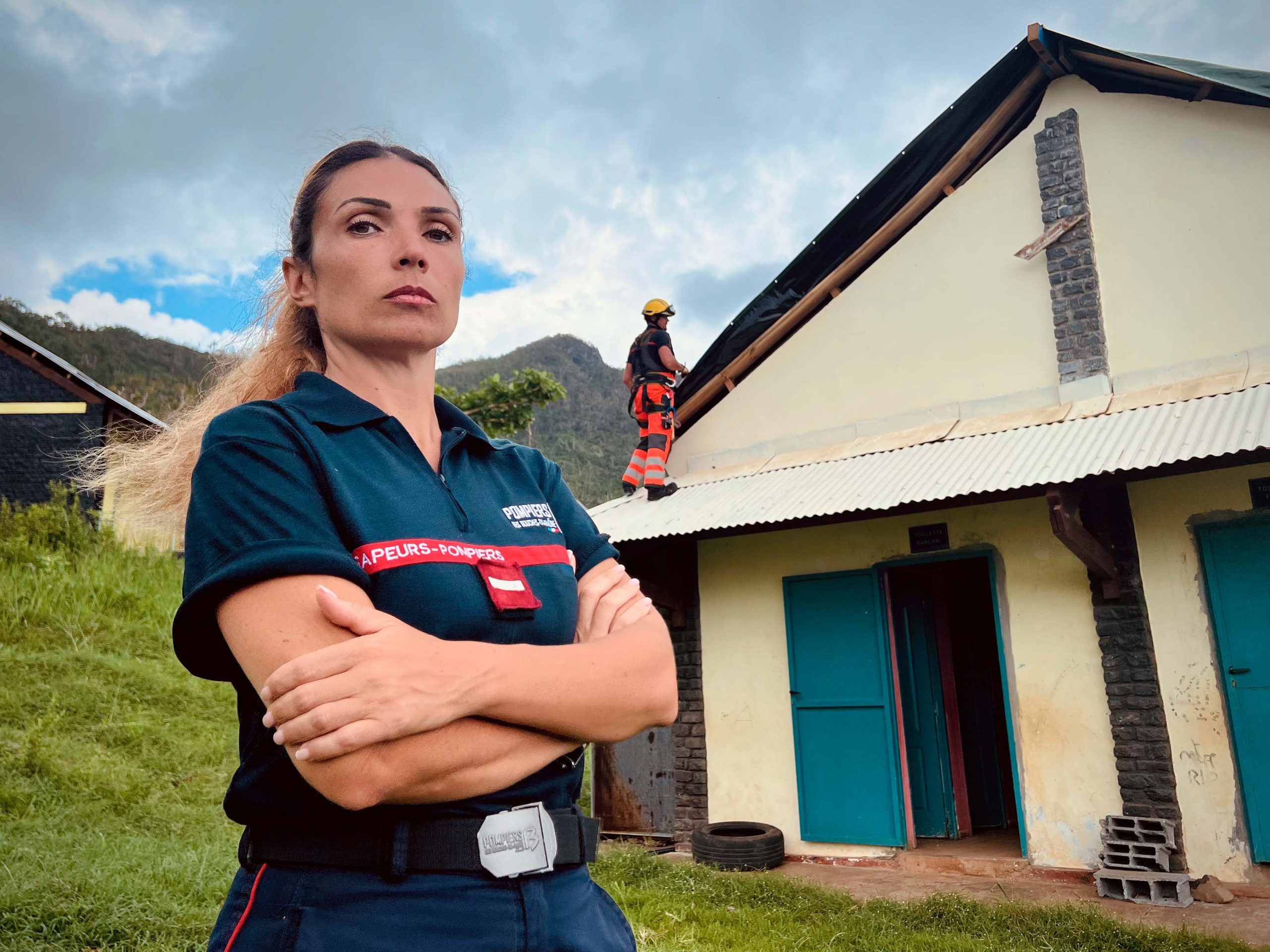 Dans le nord de l'île, les sapeurs-pompiers des Bouches-du-Rhône s'activent à la réparation du toit de l'école élémentaire de Mtsahara, un mois après le passage de Chido