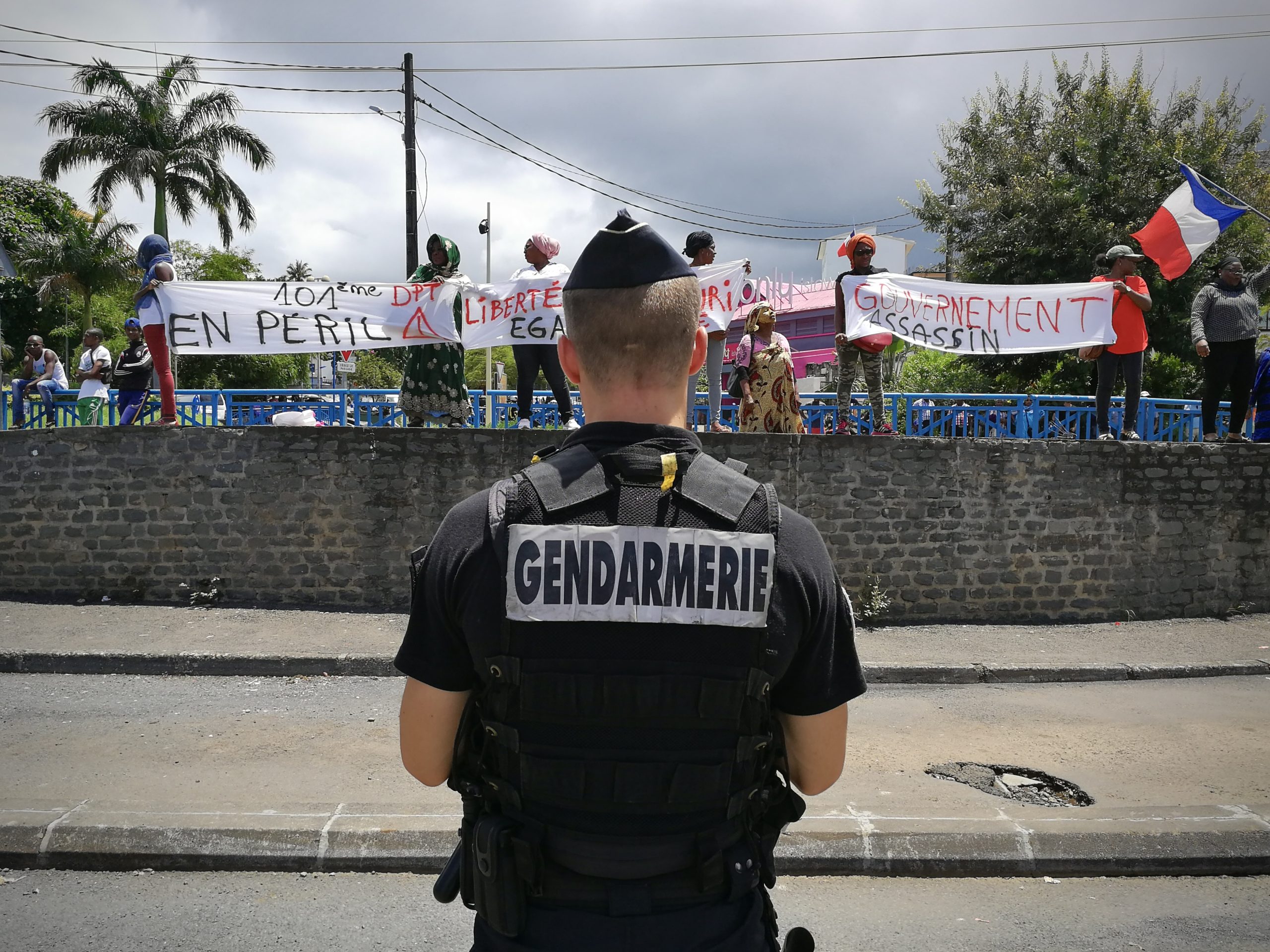 "Gouvernement assassin" , des manifestants sont mobilisés pour accueillir la ministre des Outre-mer Annick Girardin qui débarque à Mayotte dans le cadre de la grève générale qui agite l'île