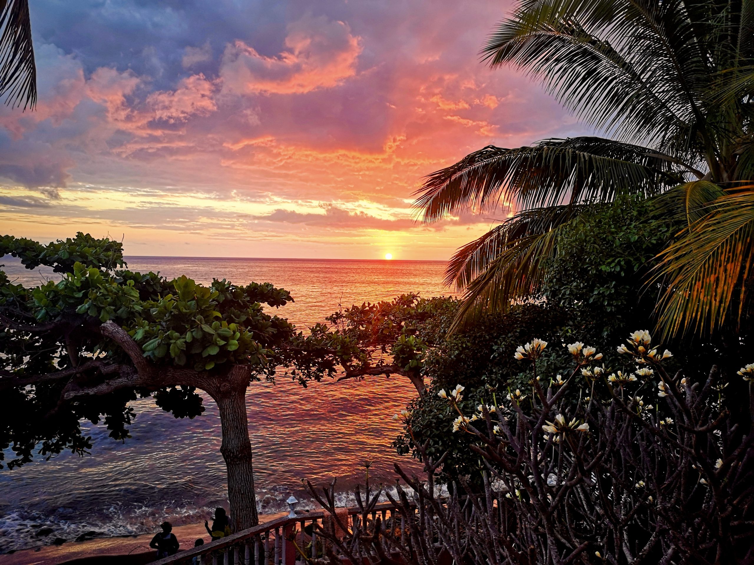 Coucher de soleil à Mayotte, vu depuis la maison d'hôte "Les pieds dans l'eau" dans le village de Boueni