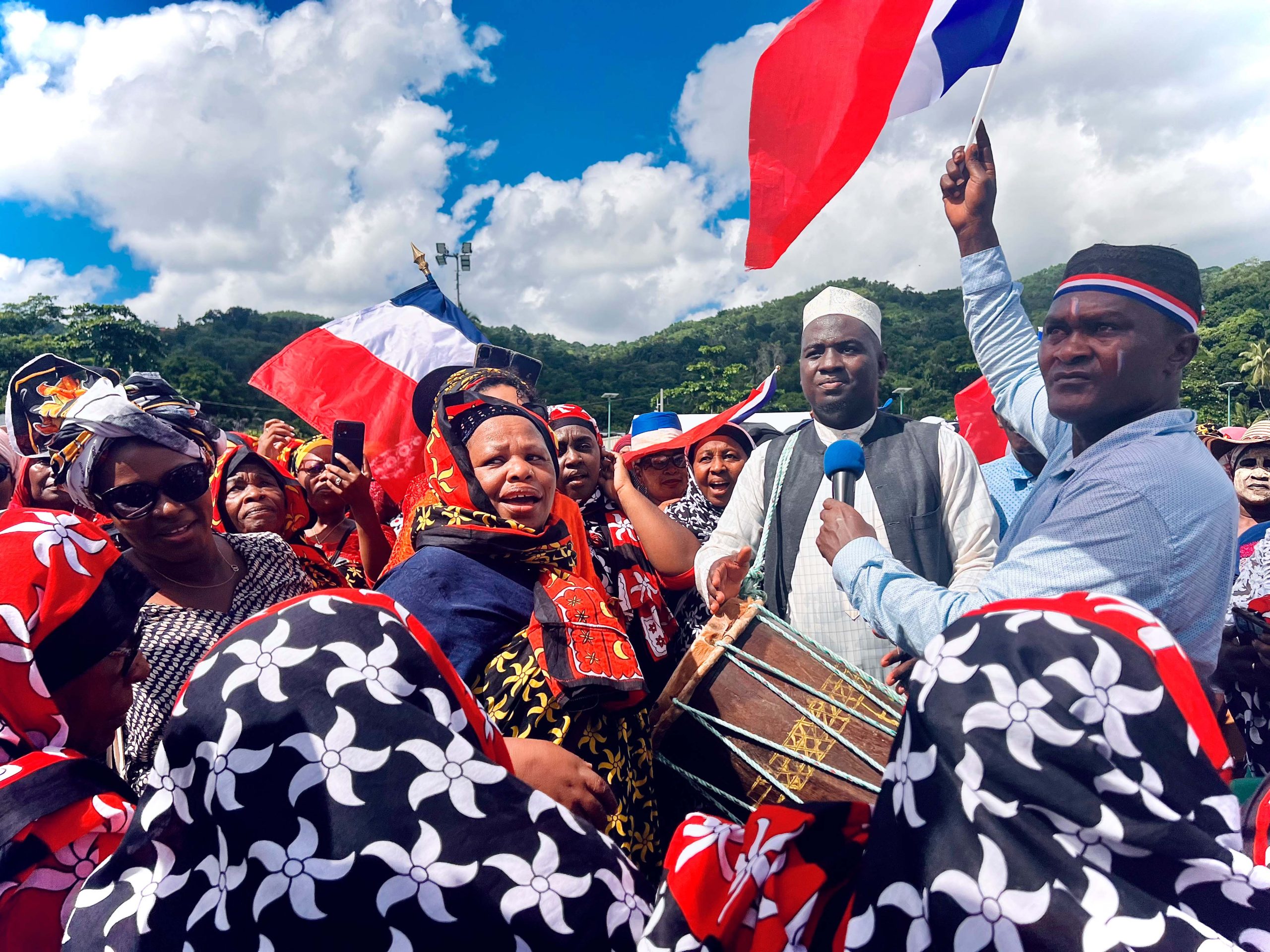 À Chirongui, des centaines de manifestants se mobilisent en soutien à l'opération Wuambushu dans l'espoir que cette intervention améliore leurs conditions de vie