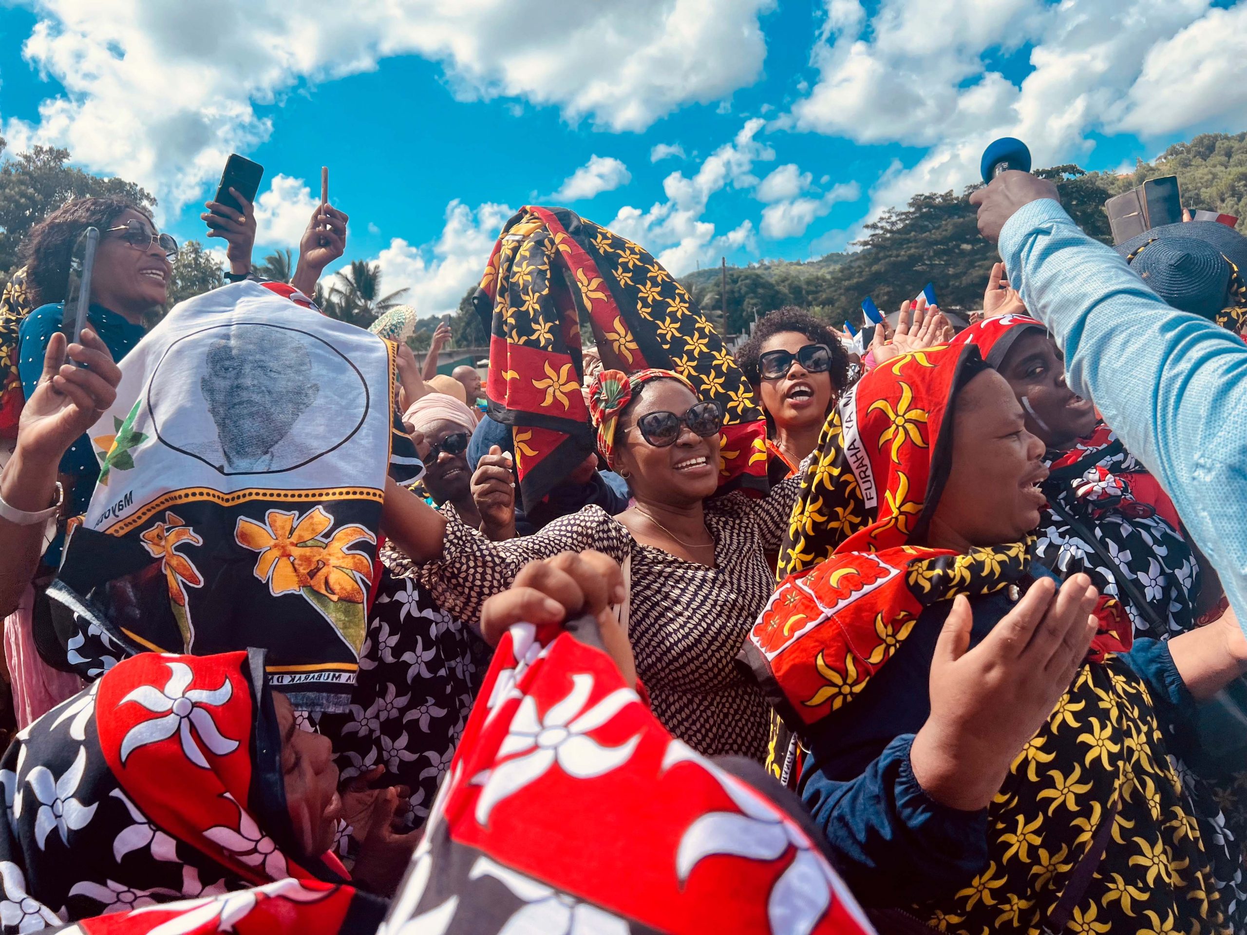 Vêtus de la tenue traditionnelle de Mayotte, des manifestants sont rassemblés à Chirongui fin avril 2023 en soutien à l'opération Wuambushu