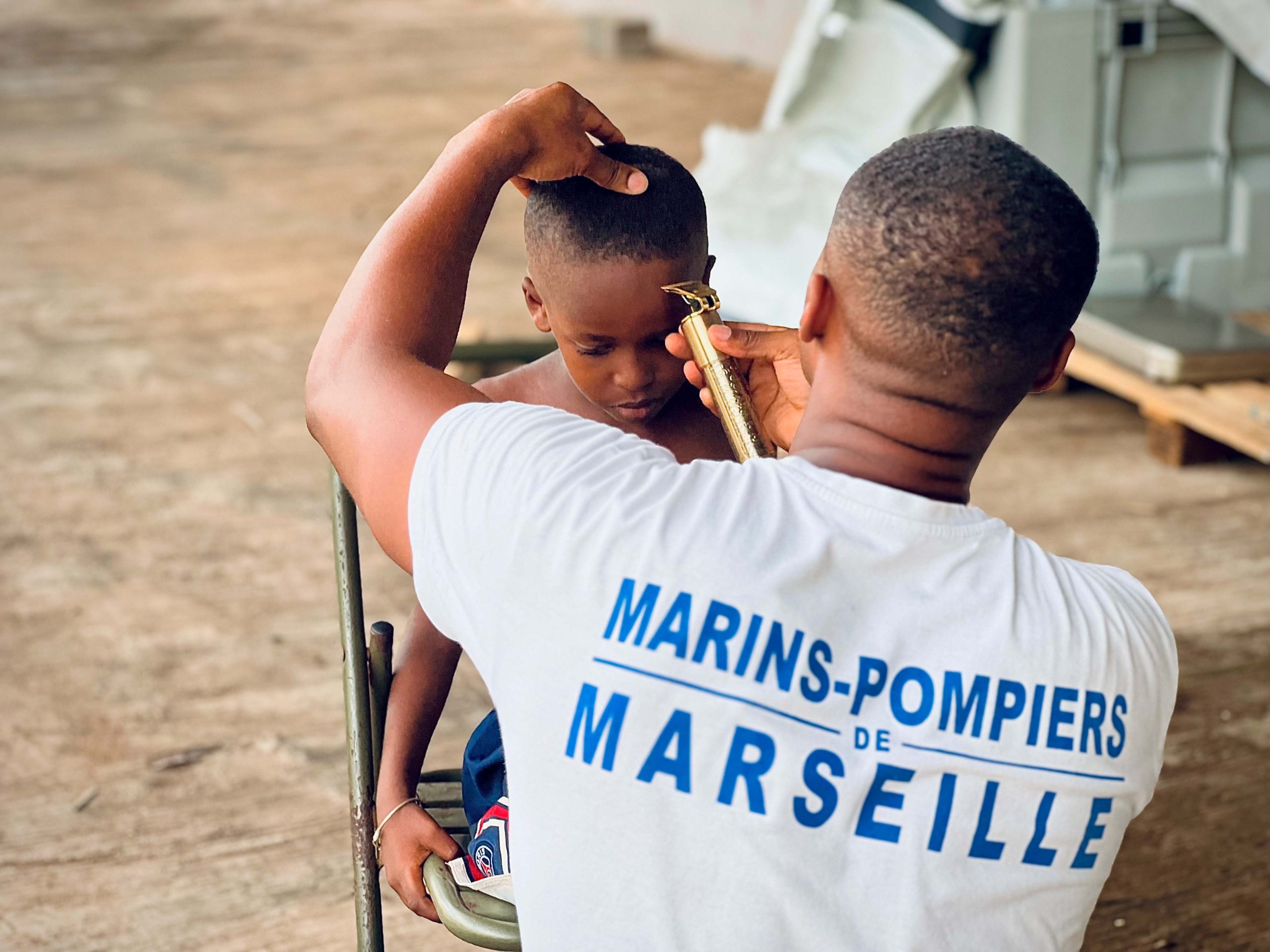 Initialement basé dans la caserne de La Valbarelle, le quartier-maître Adourami est mobilisé au secours de son île d'origine. À Mtsangamouji, son village d'enfance, il profite de sa pose pour couper les cheveux d'un gamin du village