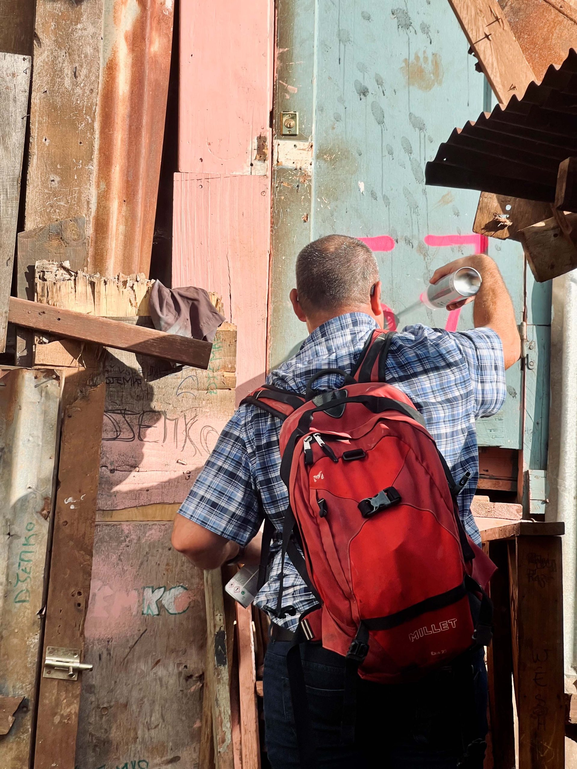 Dans un quartier informel situé à Cavani, des maisons sont marquées pour être prochainement détruites. Les habitants n'ont pas été informés et apprennent au moment-même la destruction de leur domicile