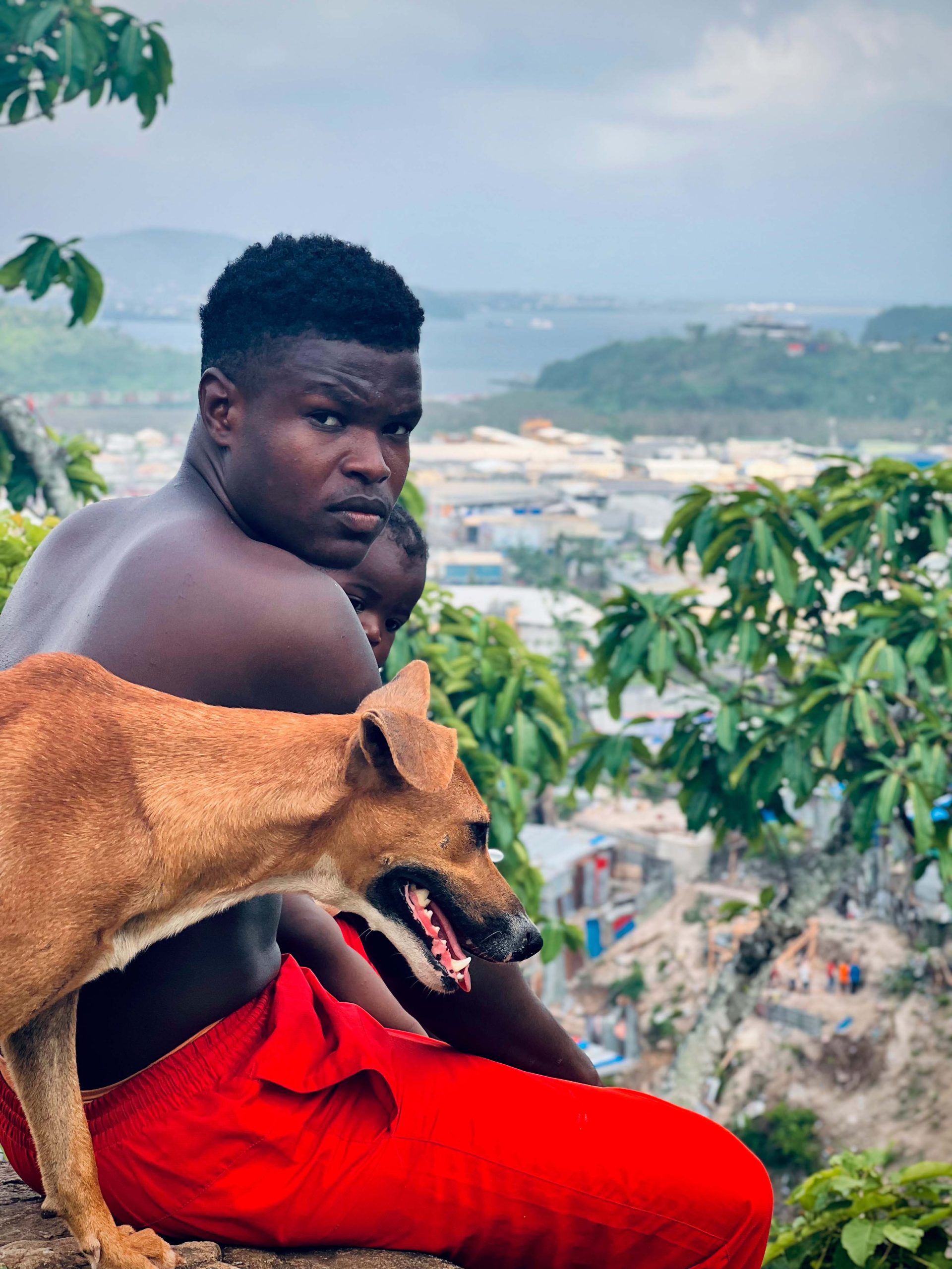 "Les chiens ont gardé les réserves que j'avais cachées. C'est ainsi que j'ai pu manger à nouveau après le passage de Chido" . Sur les hauteurs de Kaweni, "Kirikou" observe son quartier dévasté en compagnie de ses chiens