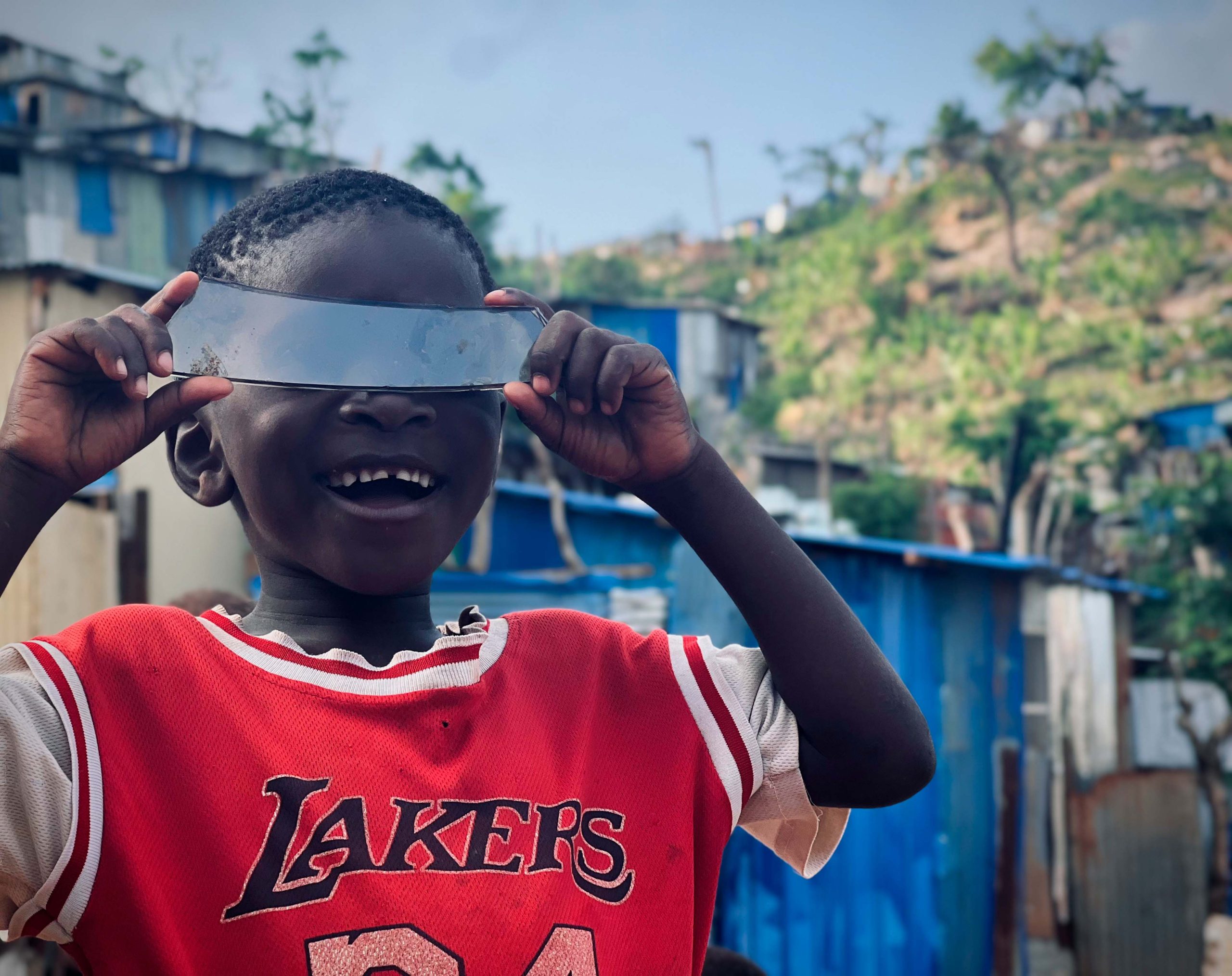 À Kaweni, un enfant joue avec les débris du cyclone Chido, un mois après son passage