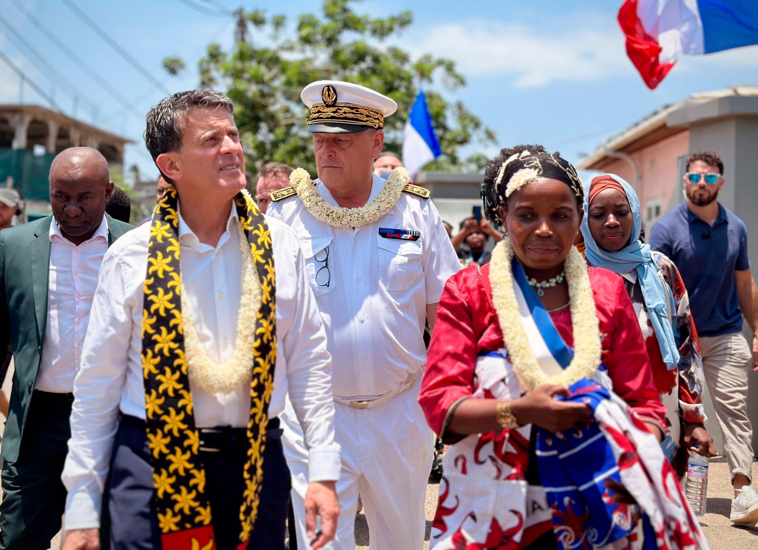 "Est-ce que le ministre va nous apporter de la nourriture ?" En visite à Mayotte fin janvier 2025, le ministre des Outre-mer Manuel Valls déambule dans le village de Chirongui. Ceux qui assistent à la scène observent d'un oeil dubitatif en réclamant une l'aide concrète face aux difficultés causées par le cyclone