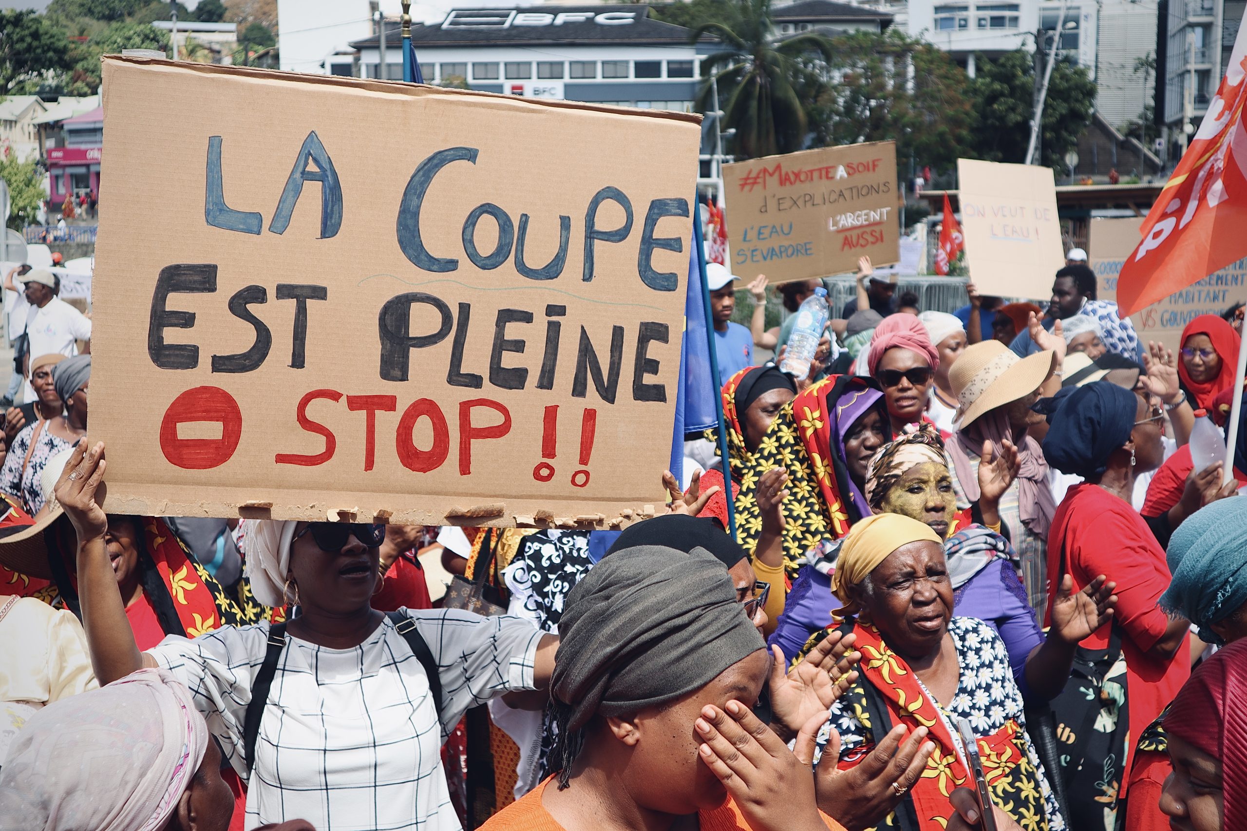 Septembre 2023, des milliers de manifestants défilent à Mamoudzou (chef-lieu de Mayotte) pour dénoncer la gestion de la crise de l'eau. Les coupures sont telles que seul 2 jours d'eau courante par semaine sont désormais disponible