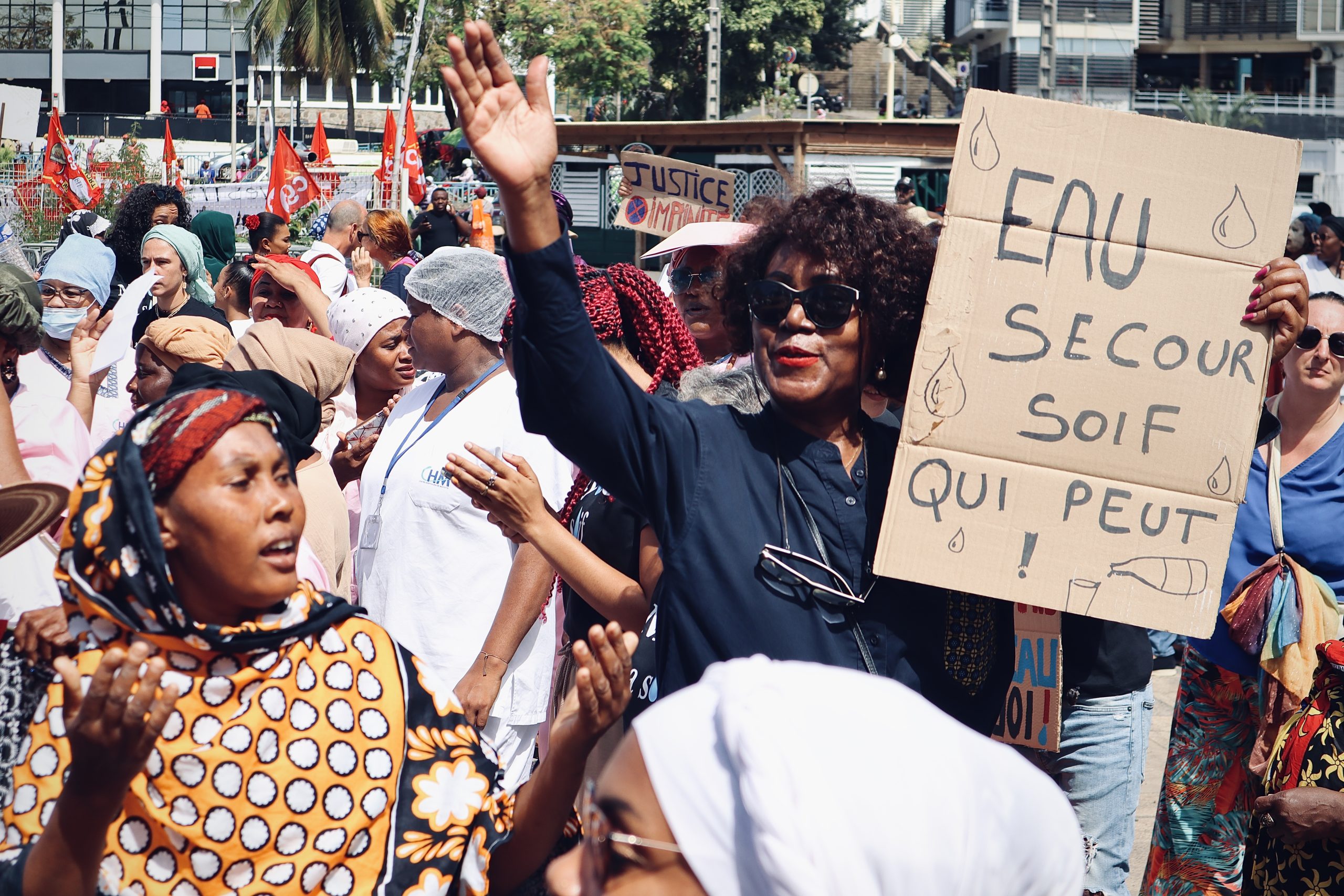La colère gronde à Mamoudzou face aux coupures d'eau à répétition qui s'abattent sur la population. Les manifestants sont particulièrement remontés contre Vinci, qui était censé produire à temps une usine de dessalement pour pallier ces difficultés