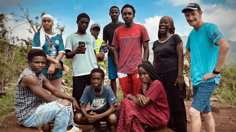 Dans les quartiers précaires, la solidarité bénévole au secours des sinistrés du cyclone Chido à Mayotte - La Provence